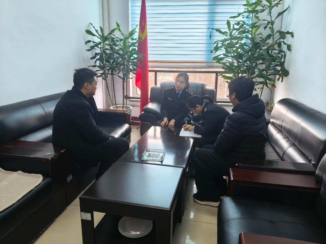 邢台市南和区市场监督管理局消保股股长吕静组织汽车销售公司负责人与消费者刘先生进行面对面沟通交流，开展纠纷调解工作。邢台市南和区市场监督管理局供图