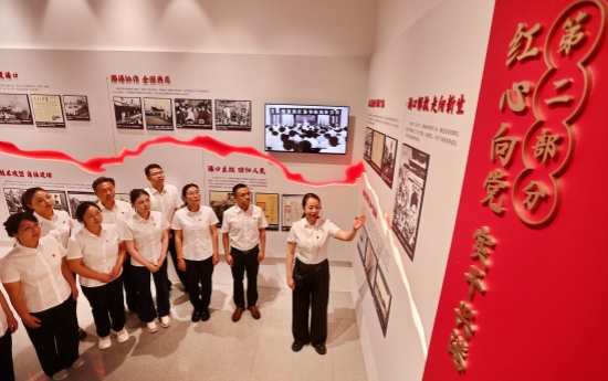 青年黨員在河北港口集團紅色傳承展館內參觀。曹建雄攝