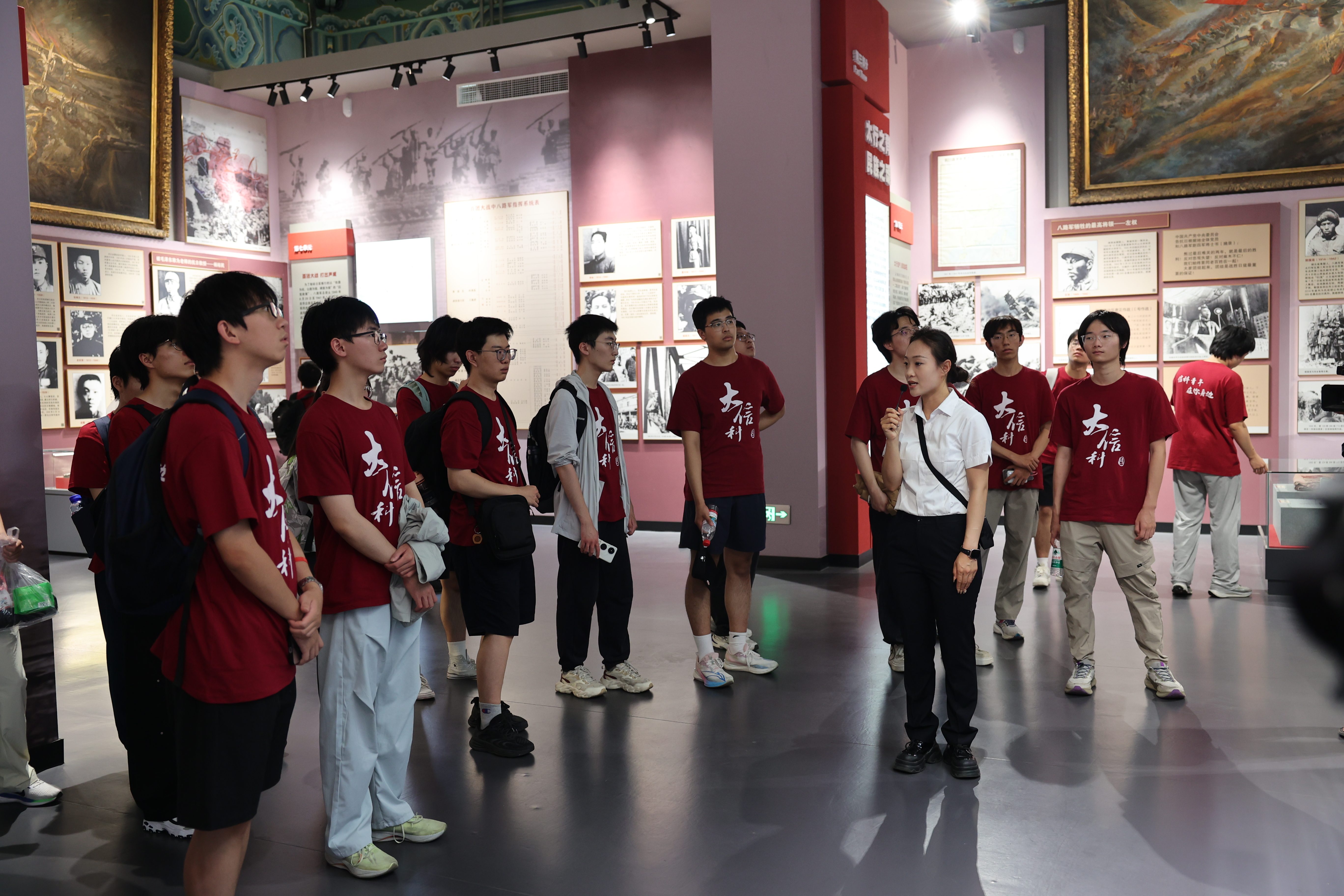 青少年在晉冀魯豫烈士陵園烈士紀念堂聆聽英烈事跡。李昊攝