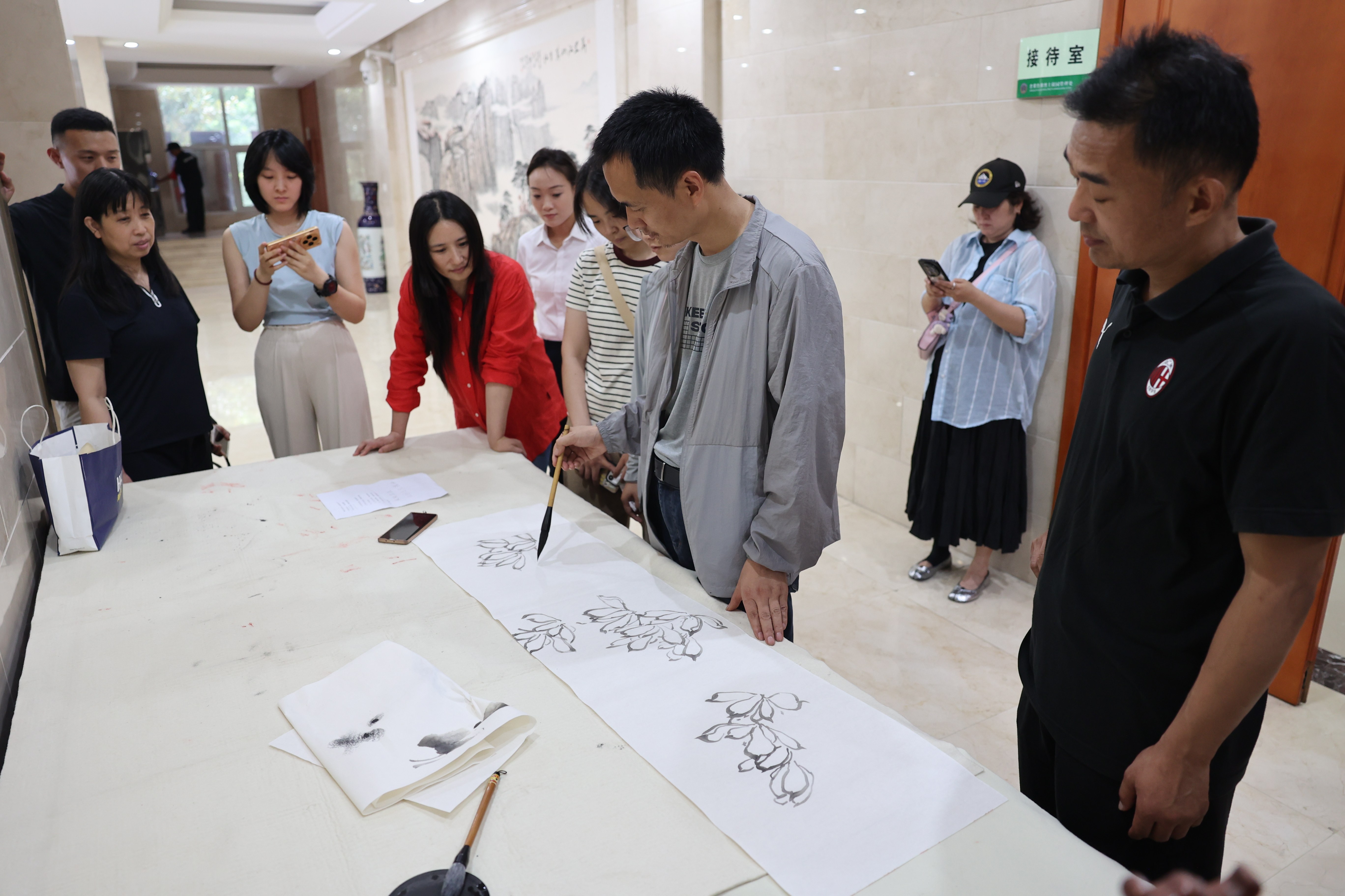 邯山區書畫名家在為晉冀魯豫烈士陵園創作繪畫作品《玉蘭花開》。李昊攝