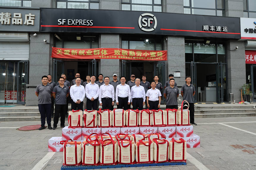 河北省委社會工作部、省郵政管理局有關負責同志走訪快遞行業,慰問一線工作人員。蘇卉卉攝