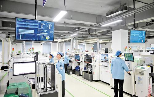 6月23日，在汉旗共享智造工厂，工作人员加紧生产合作企业的定制化电路板。 本报记者 赵永辉摄