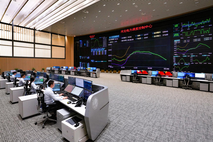 河北電力調度大廳內，值班人員正實時監測電網運行態勢，保障迎峰度夏電力可靠供應。耿辰光攝