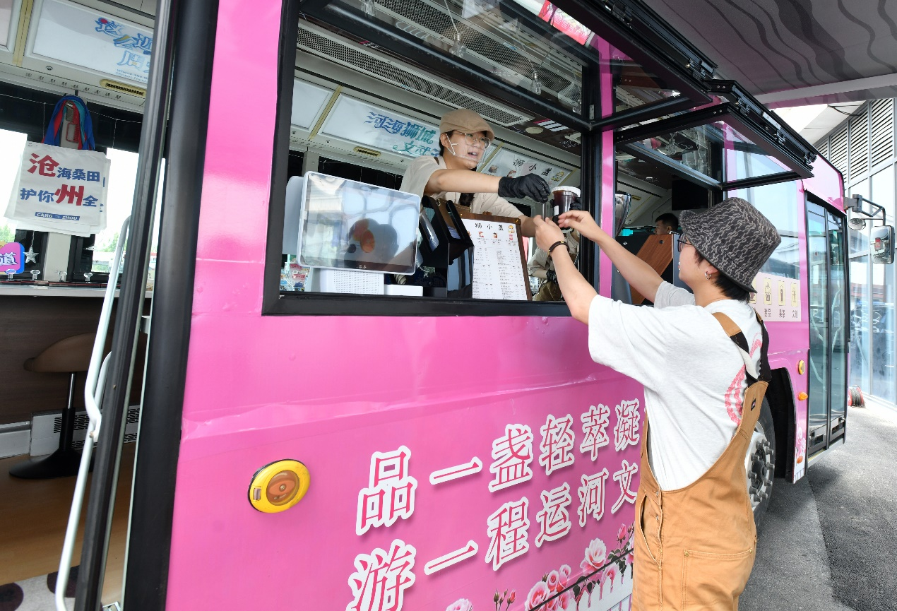 旅客在观光咖饮主题巴士购买饮品。苑立伟摄