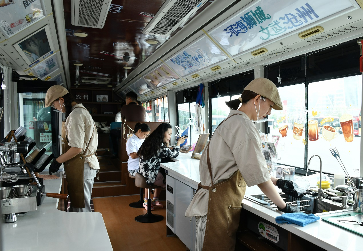 旅客在观光咖饮主题巴士内小息。苑立伟摄