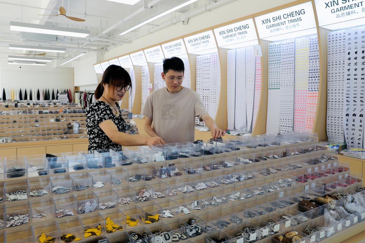 针纺企业商户在共享印花基地挑选印花纹样。刘巨雷摄