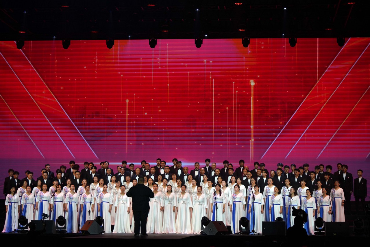 合唱队在开幕式上演唱歌曲。陈雷摄