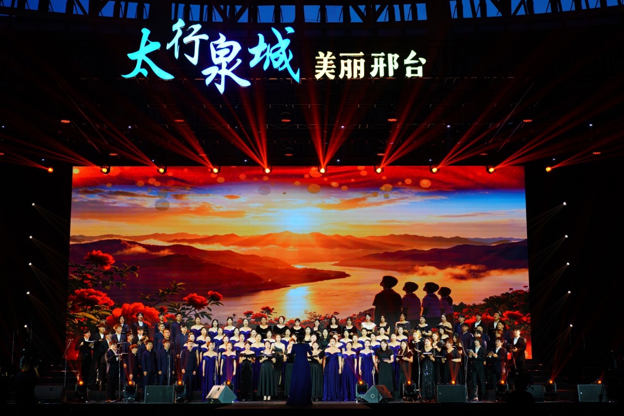 合唱队在开幕式上演唱歌曲。陈雷摄