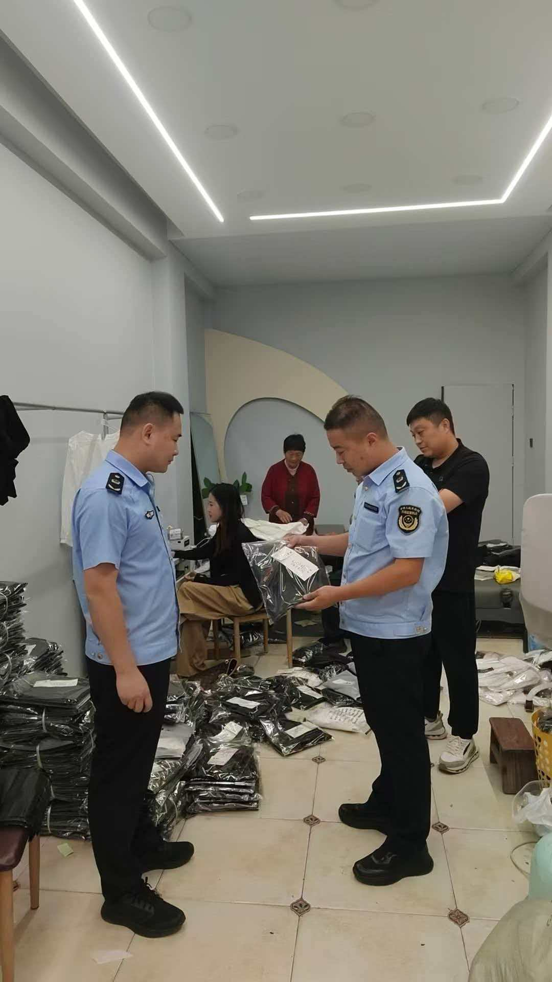 邯郸市肥乡区市场监督管理局肥邑分局副局长张晓龙在辖区现场了解情况，处理纠纷。邯郸市肥乡区市场监督管理局供图