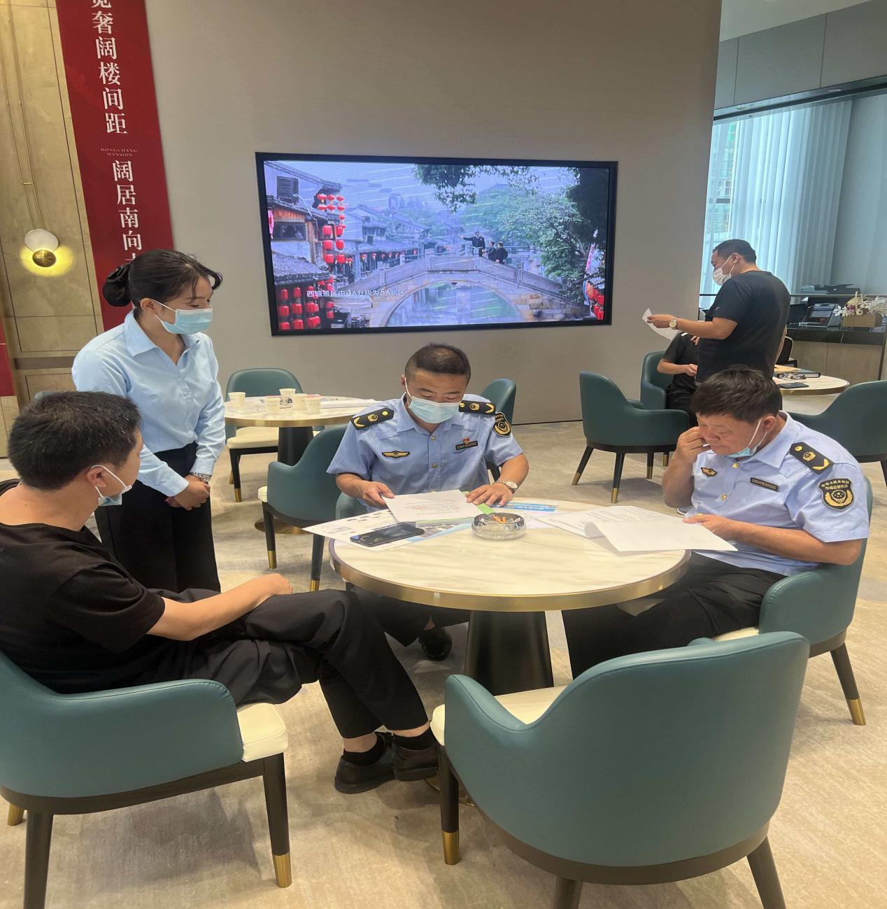 邯郸市肥乡区市场监督管理局肥邑分局副局长张晓龙在企业现场与负责人沟通，保障消费者合法权益。邯郸市肥乡区市场监督管理局供图