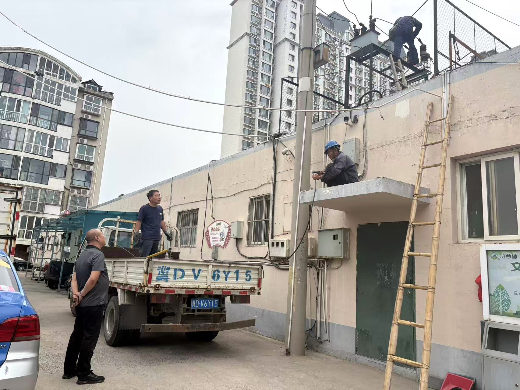 武安市住房和城鄉建設局工作人員全力推進小區直供電改造民生工程。左煒攝