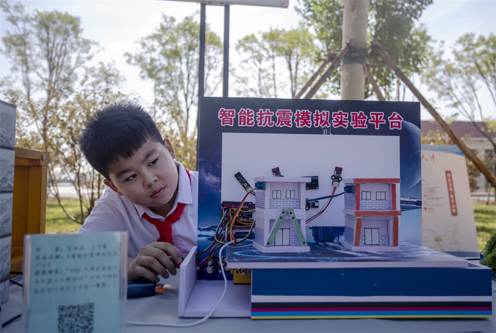 7月4日,河北省邯鄲市第五中學,復興區嶺南小學的學生在進行智能抗震模擬實驗平台展示。聶長青攝