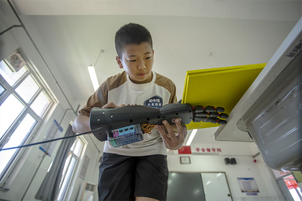 7月4日，河北省邯鄲市第五中學，參賽的學生在進行火星救援挑戰賽。聶長青攝