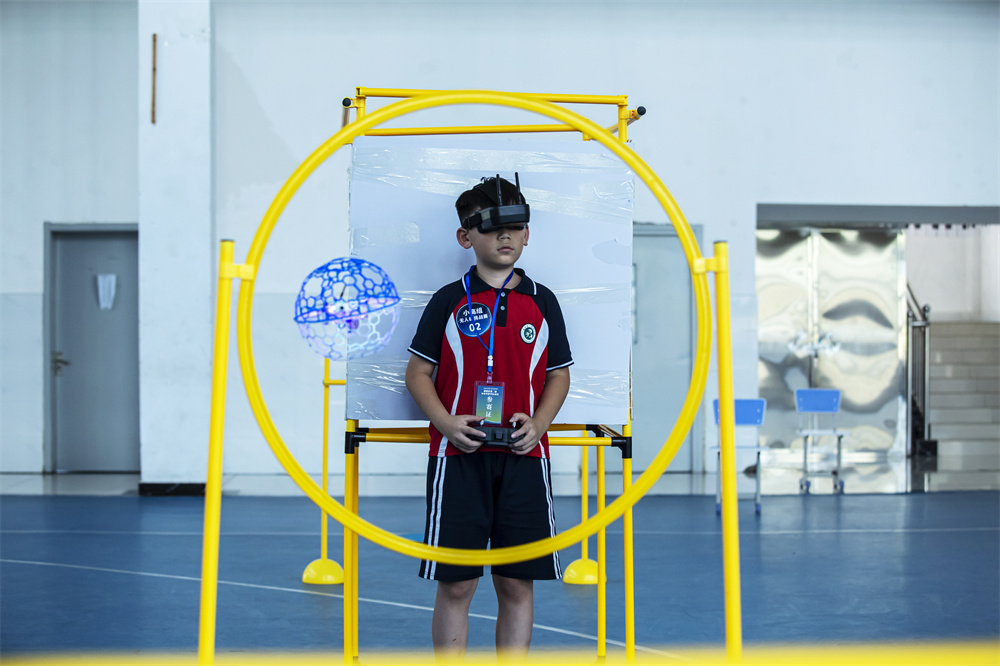 7月4日，河北省邯鄲市第五中學，參賽學生正在進行機器人足球賽。聶長青攝