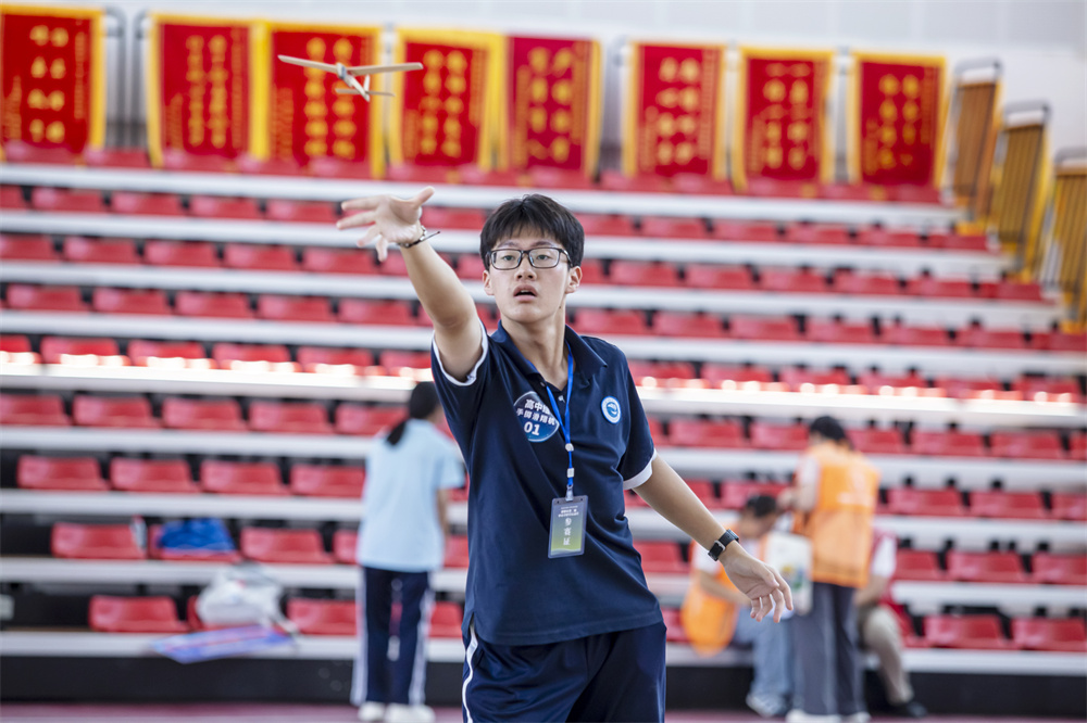 7月4日，河北省邯鄲市第五中學，參賽學生正在進行手擲滑翔機比賽。聶長青攝