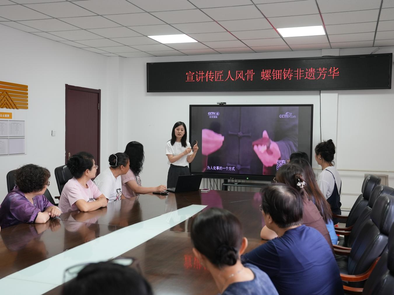 活动现场,宣讲老师分享非遗匠人潜心钻研、精益求精的坚守故事。刘友辉摄