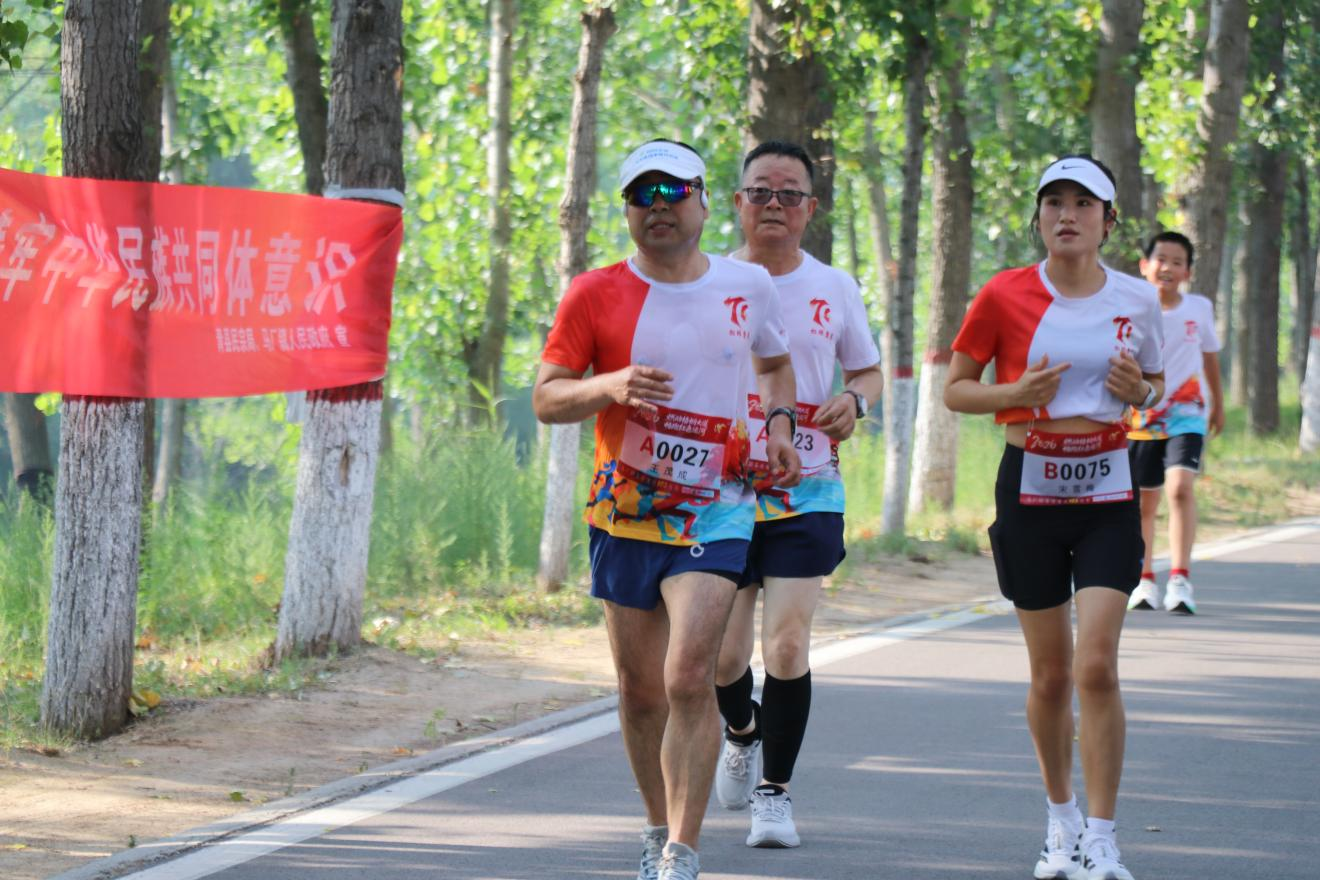 参赛人员坚持用脚步丈量家乡热土。李哲摄