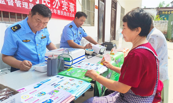 馆陶县市场监督管理局专业技术人员为群众免费检校血压计。郝立翠摄