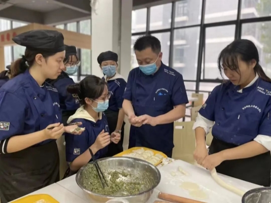 河北师范大学家政学专业开展家庭烹饪实训,尹汝龙老师在课堂上示范传统面食制作技艺。 吕江帆摄