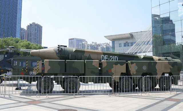 1∶1高仿真还原制作的东风-21弹道导弹发射车
