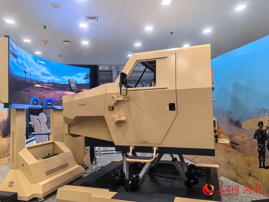 猛士军车驾乘。人民网记者 商帆摄