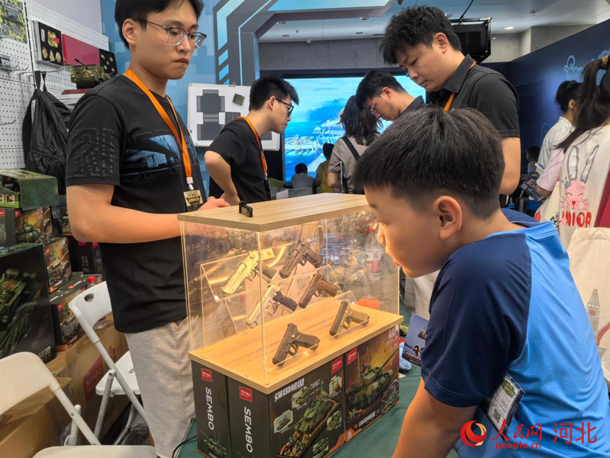 展厅内文创产品深受小朋友喜爱。人民网记者 商帆摄