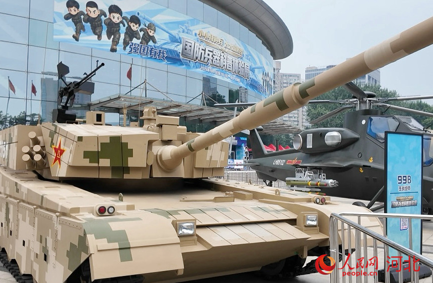 “小小特种兵 大大国防梦——国防兵器科普体验展”上的99B主战坦克1∶1高仿真装备。 人民网记者 商帆摄