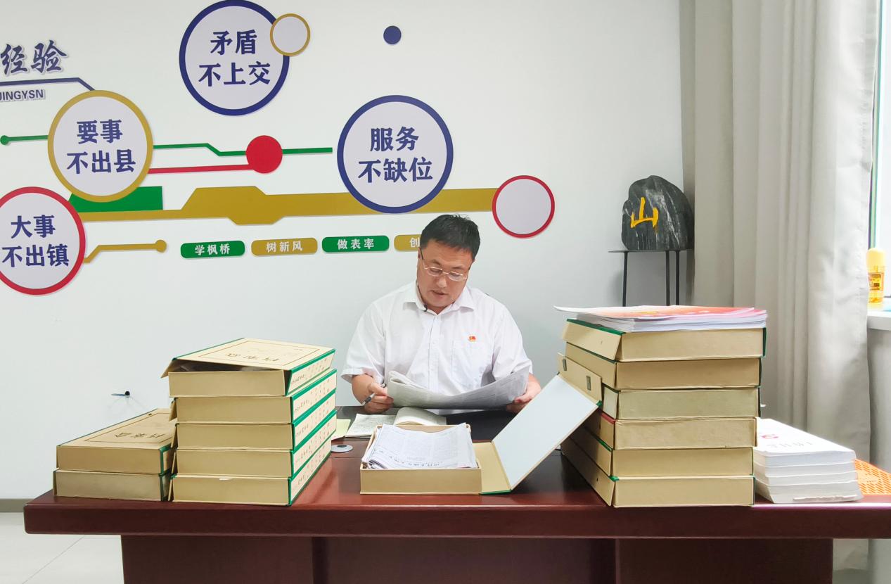 尚丙钦在“老尚调解室”工作。郝立翠摄
