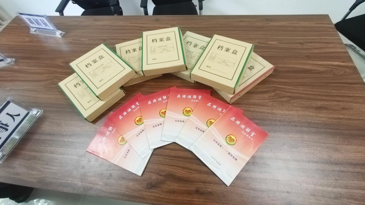 尚丙钦整理的部分剪报。郝立翠摄