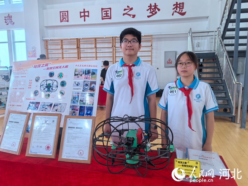 国防科技创意设计赛区，参赛选手及作品。人民网记者 商帆摄