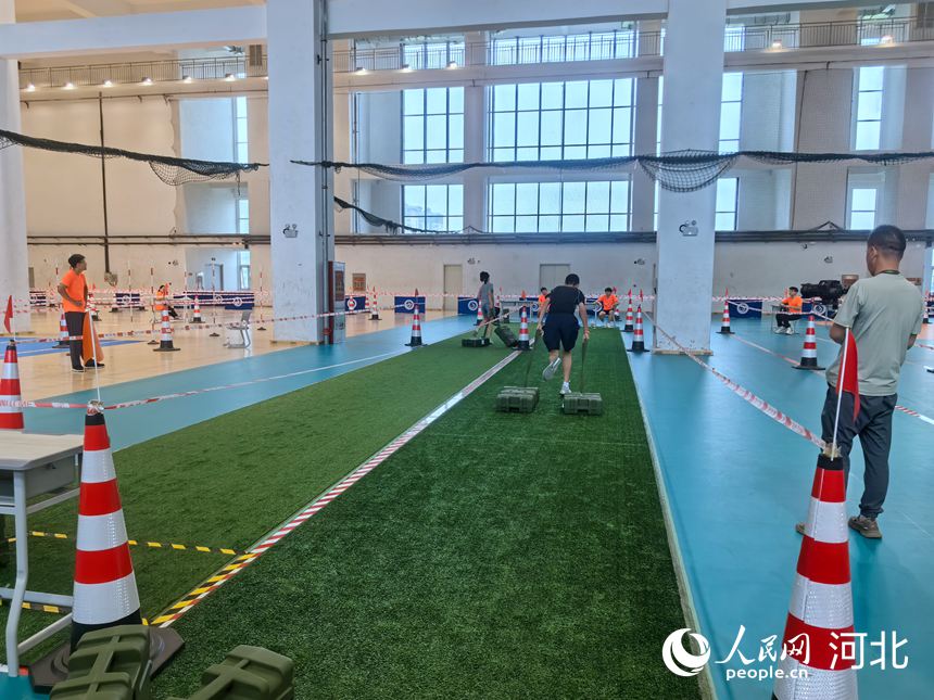 国防技能挑战赛场，选手奋力奔跑。人民网记者 商帆摄