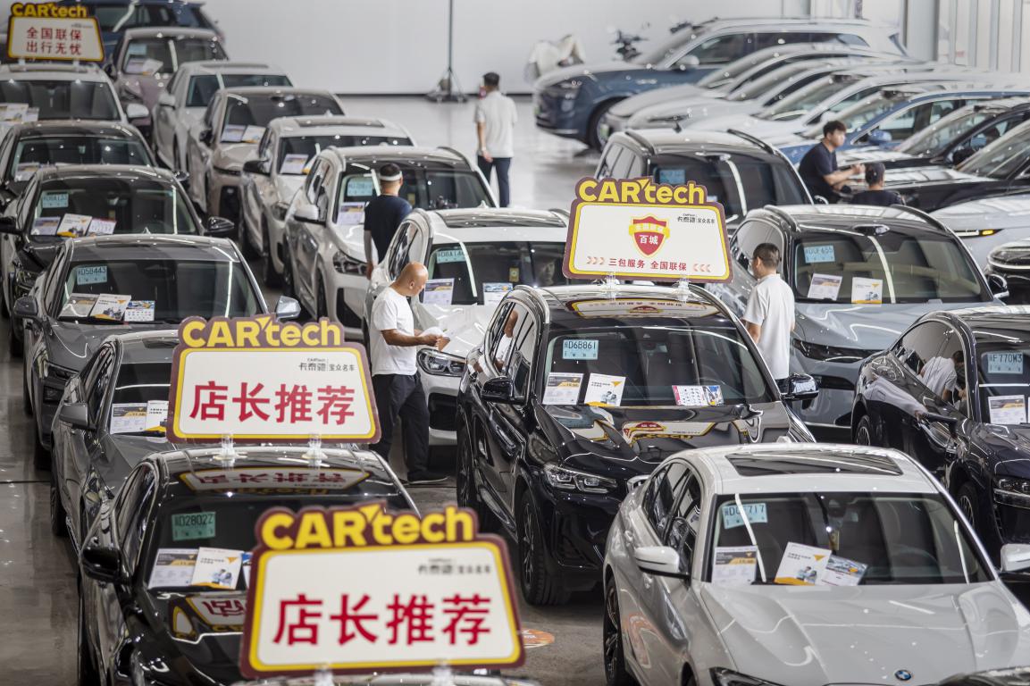 7月9日，河北省邯郸市复兴区汽贸园区内，顾客正在选购某品牌汽车。聂长青摄