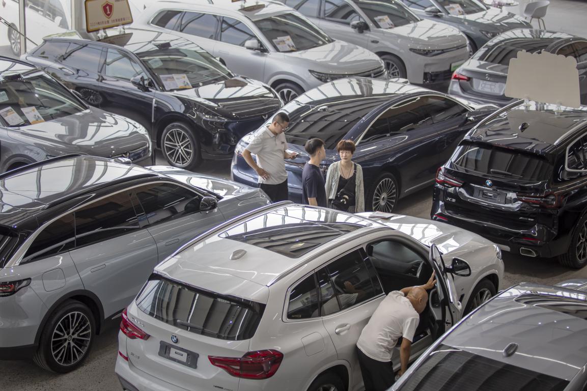 7月9日，河北省邯郸市复兴区汽贸园区内，顾客正在选购某品牌汽车。聂长青摄