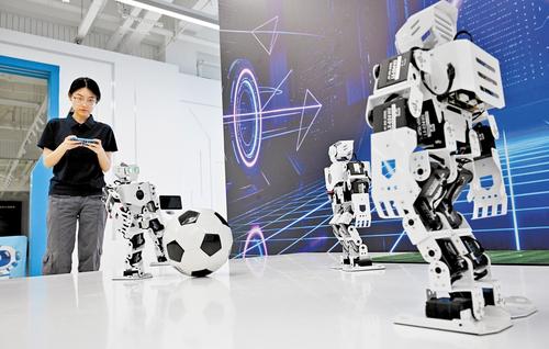 7月13日,創新港入駐企業工作人員在調試智能機器人。