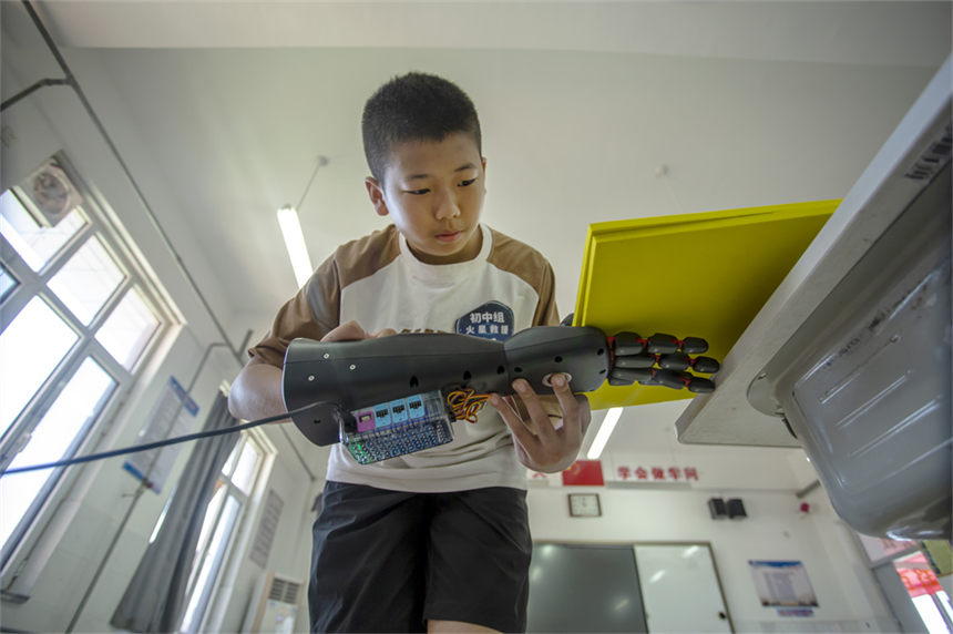 2026年7月4日，邯郸市第二届中小学科学运动会在复兴区开幕，参赛学生在进行火星救援挑战赛。聂长青摄