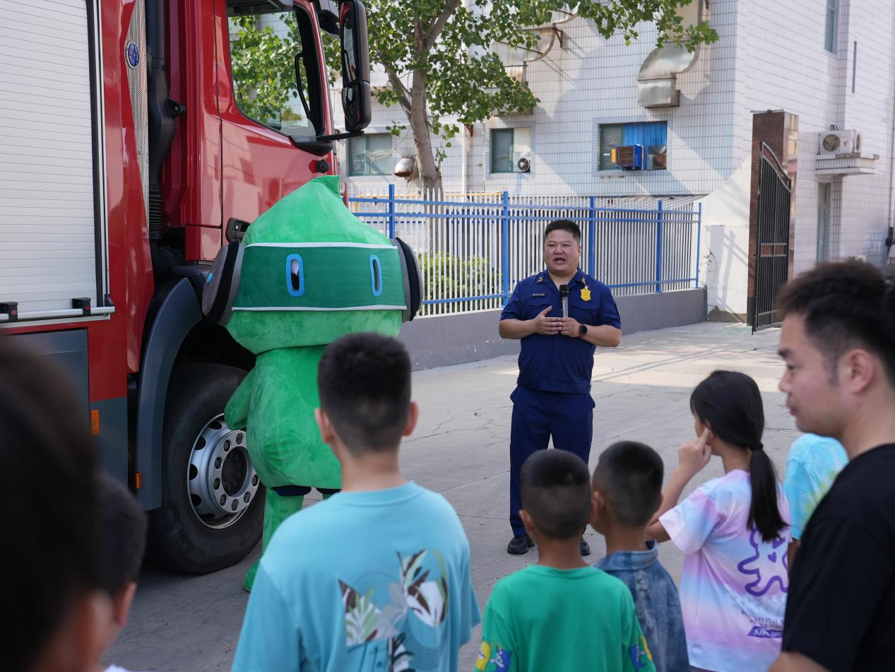 青少年們參觀消防車。劉友輝攝