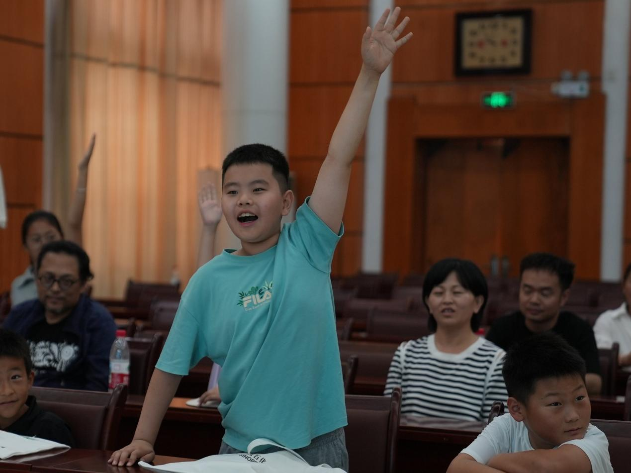 智慧小課堂上，青少年積極互動，學習安全知識。劉友輝攝