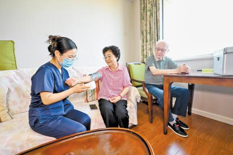7月15日,香河大爱书院养老中心,医护人员在为老人测量血压。截至目前,该中心已入住老人700余位,其中京津老人占比达95%。本报记者 田明摄