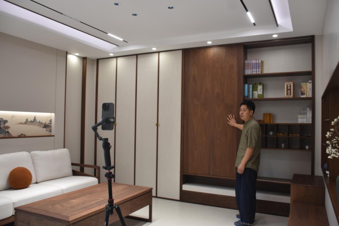 百福家具有限公司負責人在直播家具。張雨佳攝