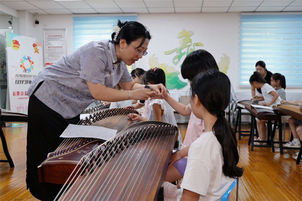 孩子們在公益托管班學習古箏。楊洋攝