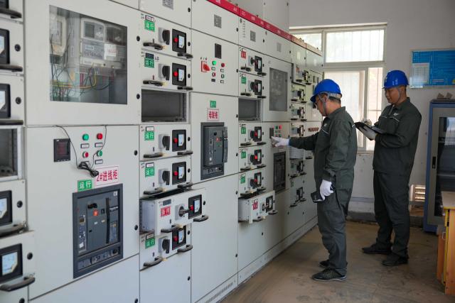 工作人員檢查配電室開關櫃設備狀態。韓慧峰攝