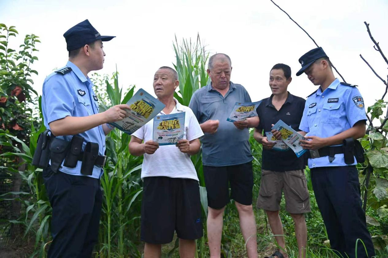 館陶縣公安局民輔警走進田間地頭開展宣講。館陶縣公安局供圖