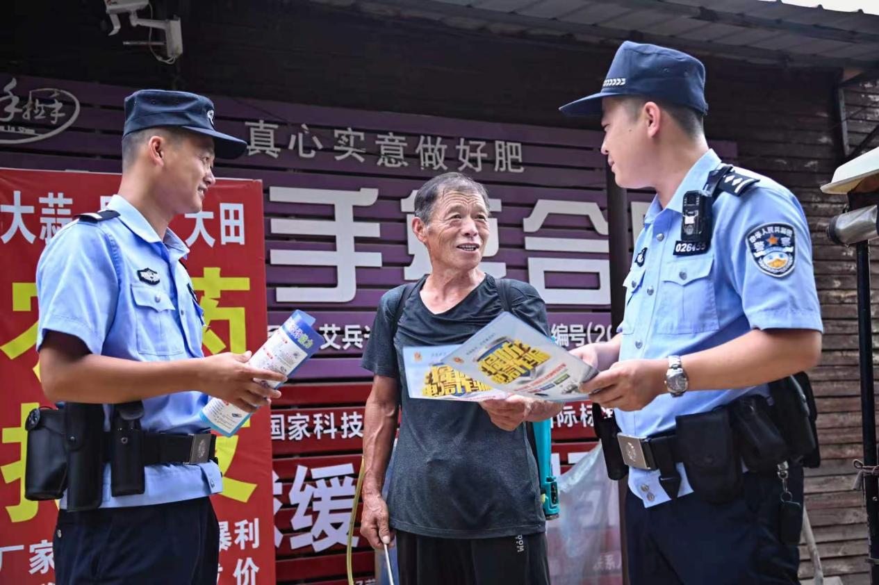 館陶縣公安局民輔警向商戶發放宣傳手冊。館陶縣公安局供圖