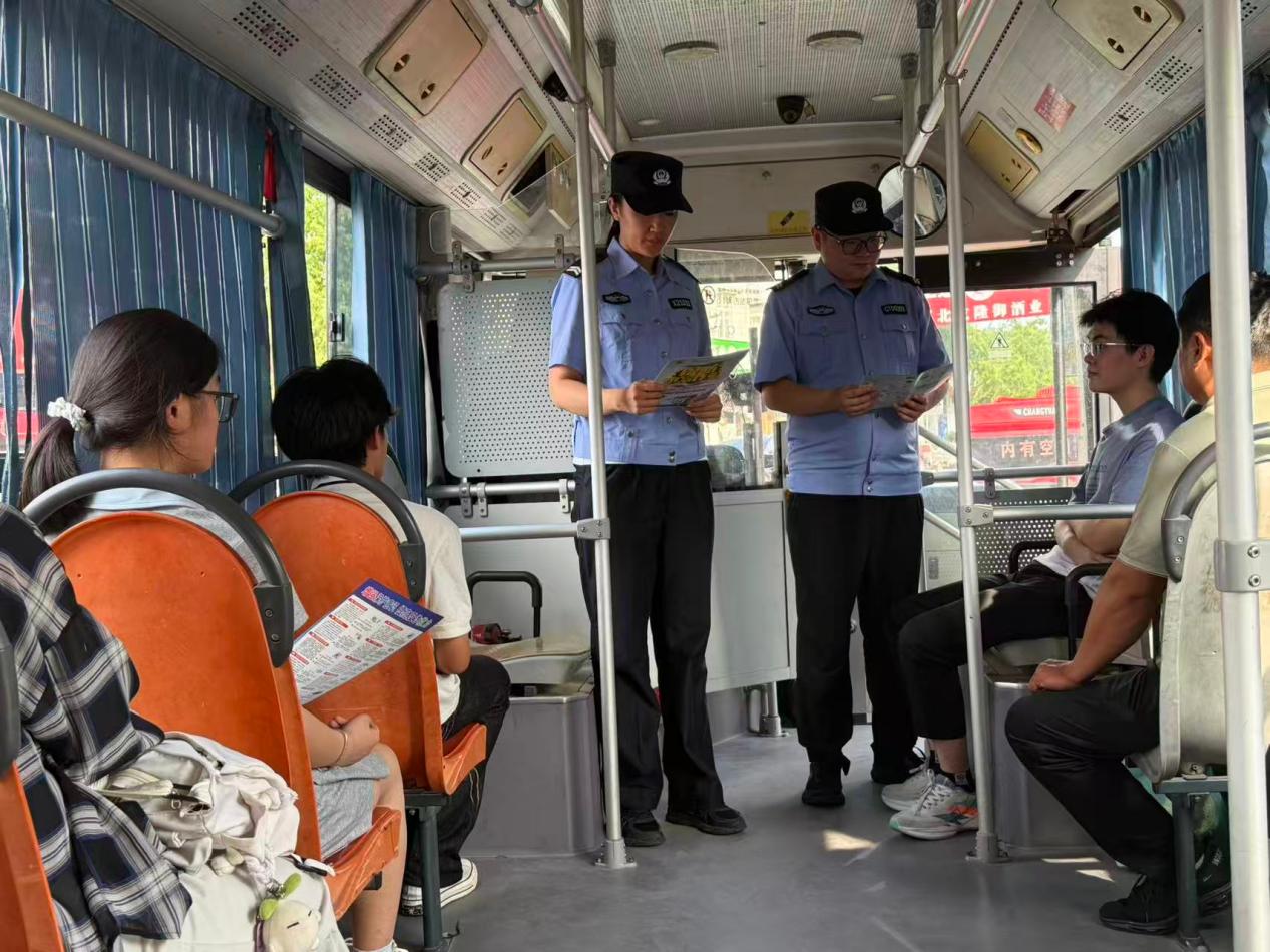 館陶縣公安局民輔警向旅客發放宣傳手冊。館陶縣公安局供圖