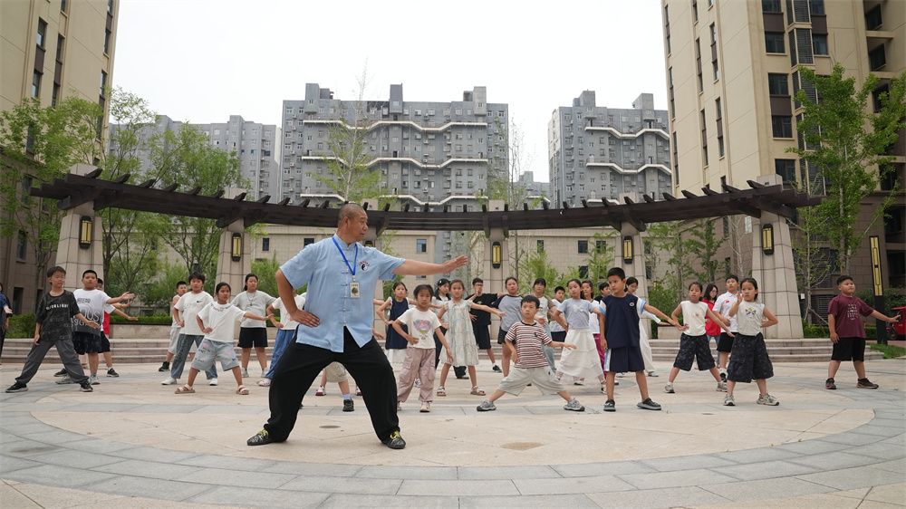 7月17日，白溝新城團結路社區新時代文明實踐站公益課堂上，太極拳老師教孩子們學習太極拳基本拳法。孫浩龍攝