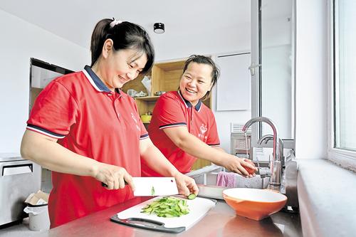 “河北福嫂”在位于北京的一处福嫂之家准备午饭。(本报资料片) 本报记者 张 昊摄