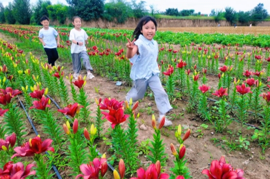 孩子在泥河灣國家考古遺址公園內玩耍。泥河灣國家考古遺址公園供圖