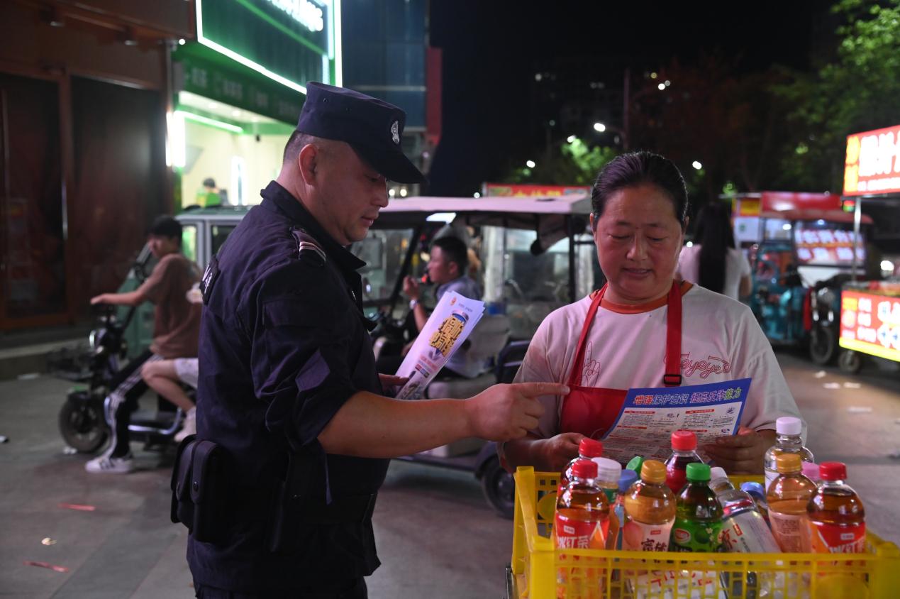 民警开展安全宣传工作。馆陶县公安局供图