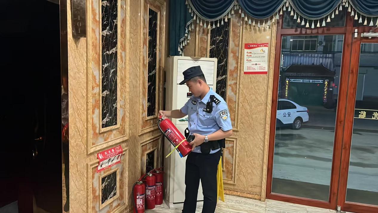 民警检查辖区宾馆消防安全设施。馆陶县公安局供图
