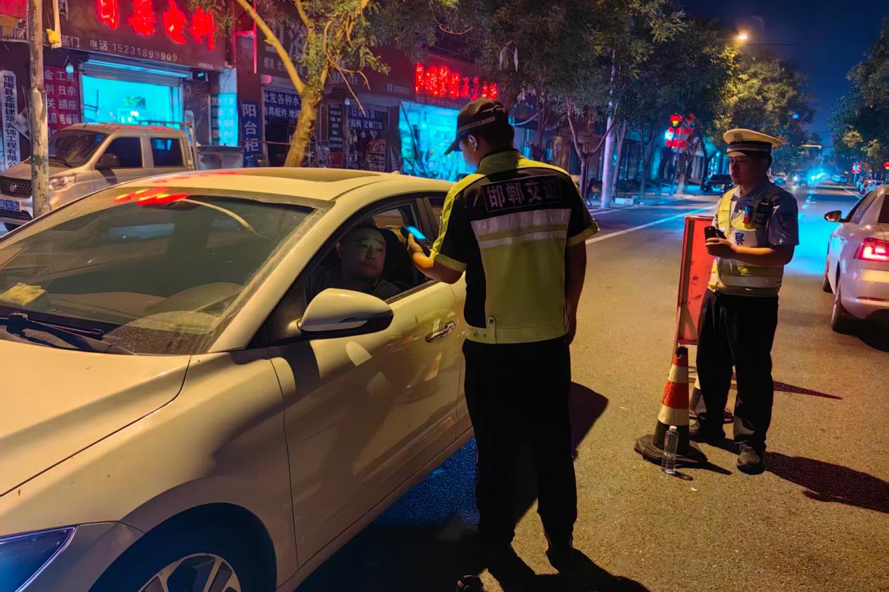 交警在重点路段和关键时段设置盘查卡点，开展车辆查缉。馆陶县公安局供图